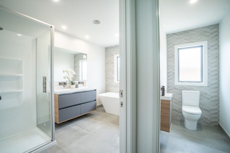 Photo of property in 16 Atlantic Drive, Fitzherbert, Palmerston North, 4410