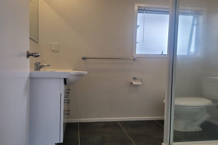 Photo of property in 2/13 Dolbear Street, Titirangi, Auckland, 0604