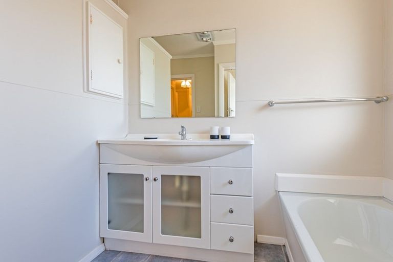 Photo of property in 27a Churchill Avenue, Hokowhitu, Palmerston North, 4410