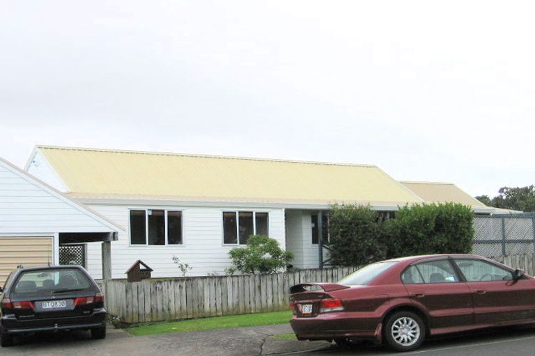 Photo of property in 1 Gosford Drive, Botany Downs, Auckland, 2010