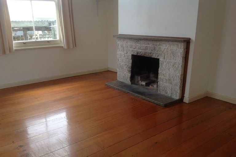 Photo of property in 4 Fairfax Avenue, Northcote, Auckland, 0627