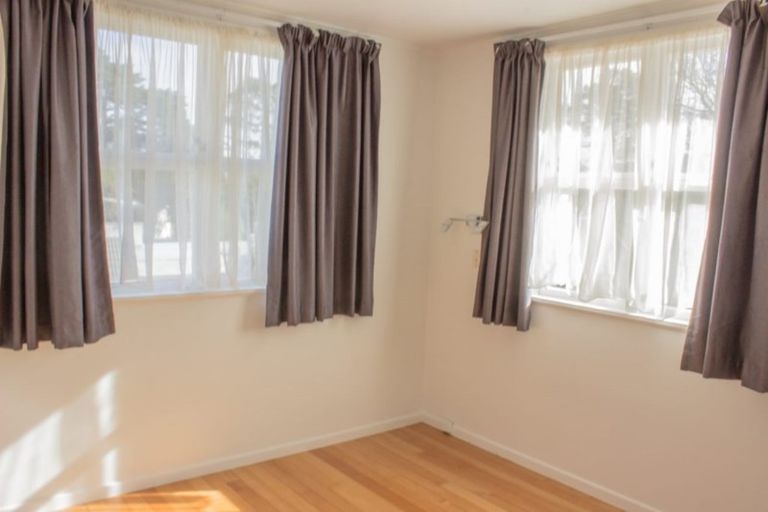 Photo of property in 176 Beach Haven Road, Beach Haven, Auckland, 0626