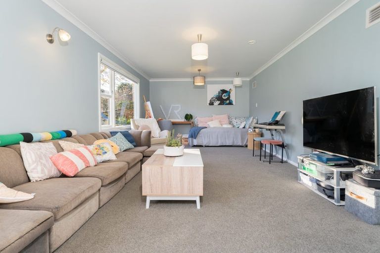 Photo of property in 2 Fitzwilliam Terrace, Tawa, Wellington, 5028