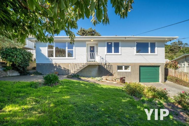 Photo of property in 10 Omega Street, Newlands, Wellington, 6037