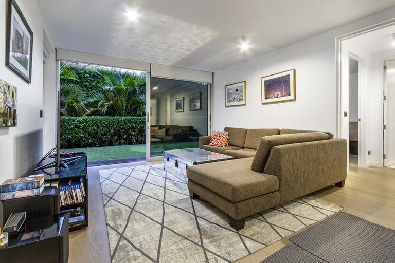Photo of property in 21 Ocean View Road, Milford, Auckland, 0620