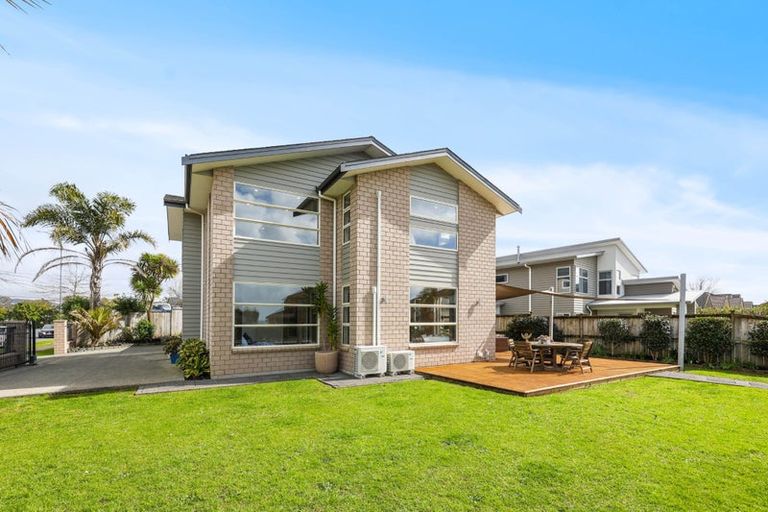 Photo of property in 111 Lake Panorama Drive, Henderson Valley, Auckland, 0612