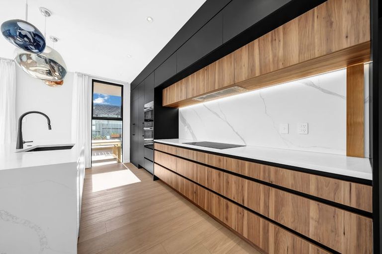 Photo of property in 28 Roxborough Place, East Tamaki Heights, Auckland, 2016