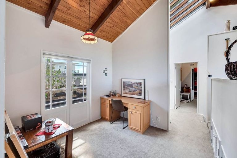 Photo of property in 132 Carlisle Road, Northcross, Auckland, 0632