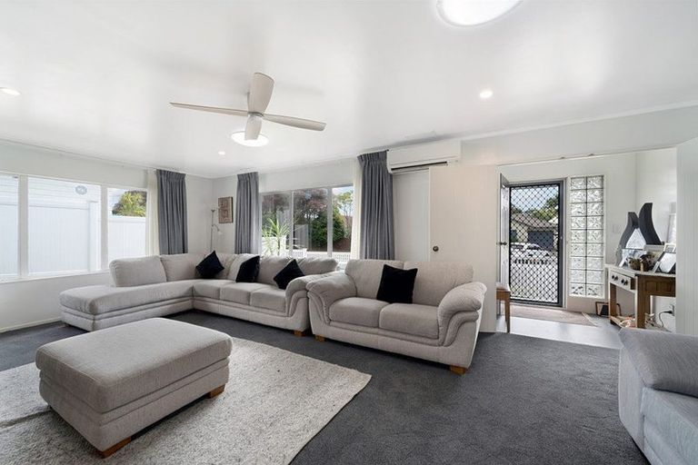 Photo of property in 15 Lanier Place, Glendene, Auckland, 0602