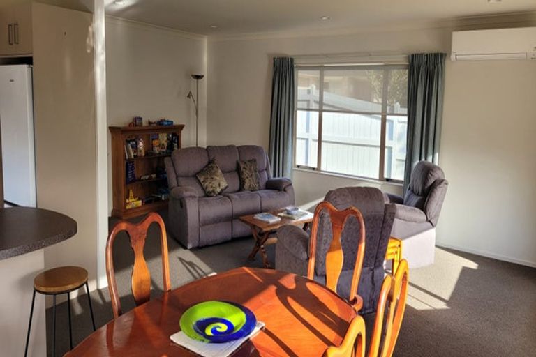 Photo of property in 15 Balmerino Grove, Waikanae, 5036