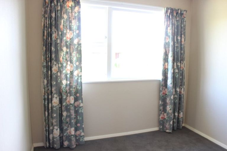 Photo of property in 80a Wikiriwhi Crescent, Awapuni, Palmerston North, 4412