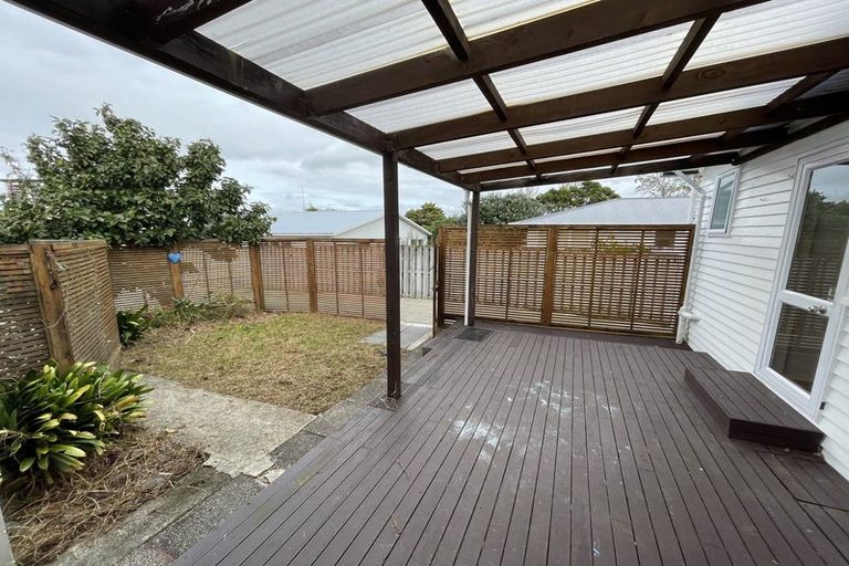 Photo of property in 18 River Road, Te Atatu Peninsula, Auckland, 0610
