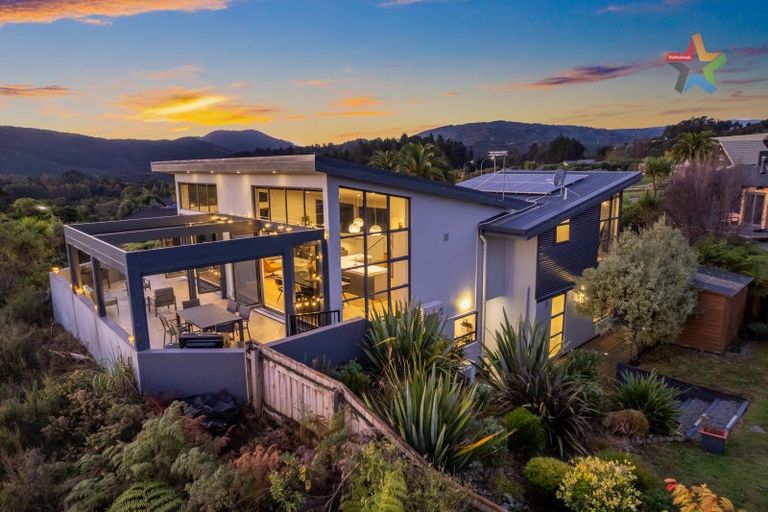 Photo of property in 22 Mount Marua Drive, Timberlea, Upper Hutt, 5018