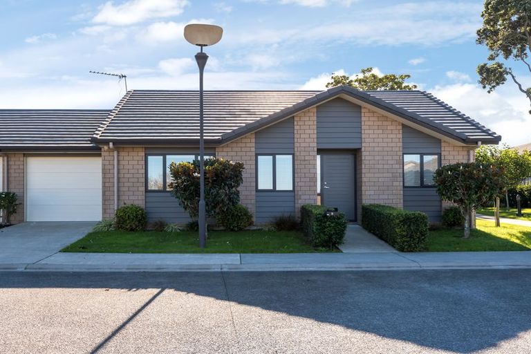 Photo of property in 9 Royalle Mews, Botany Downs, Auckland, 2010