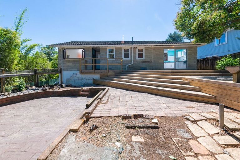 Photo of property in 121 Millbrook Road, Sunnyvale, Auckland, 0612