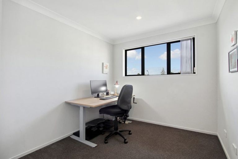 Photo of property in 22 Midhurst Avenue, Henderson, Auckland, 0612