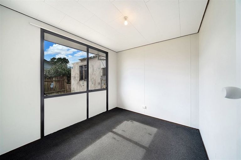 Photo of property in 2/76 Parrs Cross Road, Henderson, Auckland, 0612