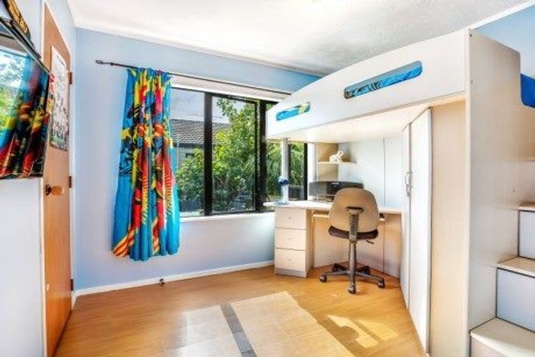 Photo of property in 2/44 Darren Crescent, Half Moon Bay, Auckland, 2012