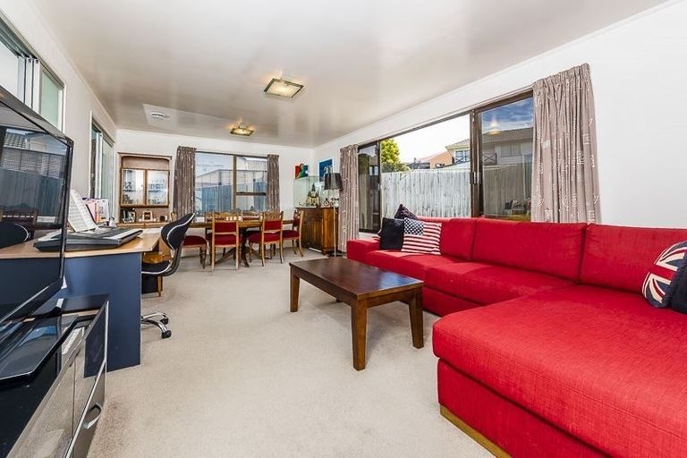 Photo of property in 62 West Harbour Drive, West Harbour, Auckland, 0618