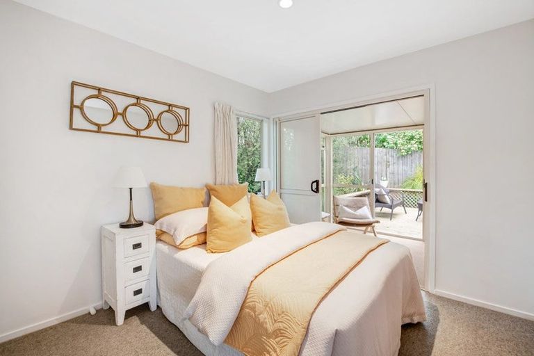 Photo of property in 12 Mandeville Place, Unsworth Heights, Auckland, 0632