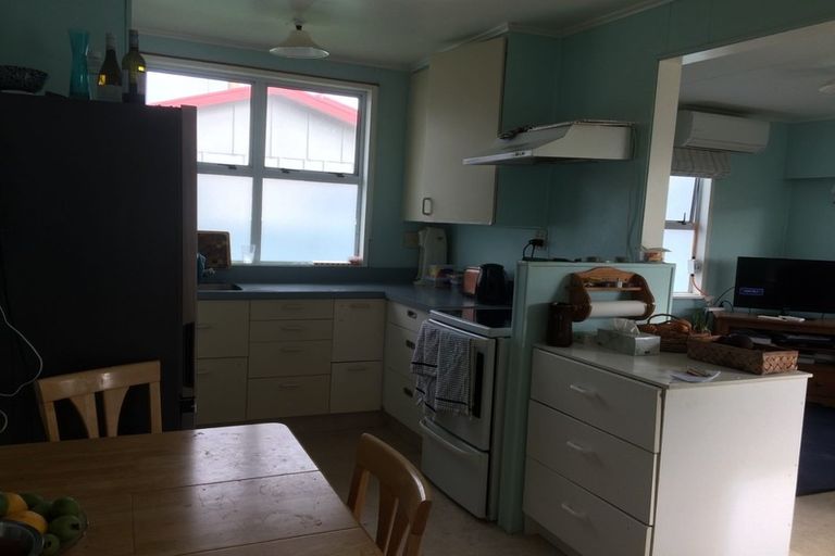 Photo of property in 28 Drake Street, Waikawa Beach, Levin, 5573