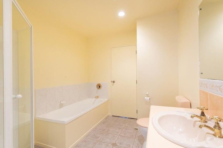 Photo of property in 12/16 Vinograd Drive, Te Atatu Peninsula, Auckland, 0610