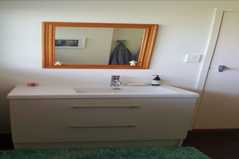 Photo of property in 5/77 Old Lake Road, Narrow Neck, Auckland, 0624