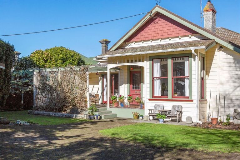 Photo of property in 237 South Road, Hawera, 4610