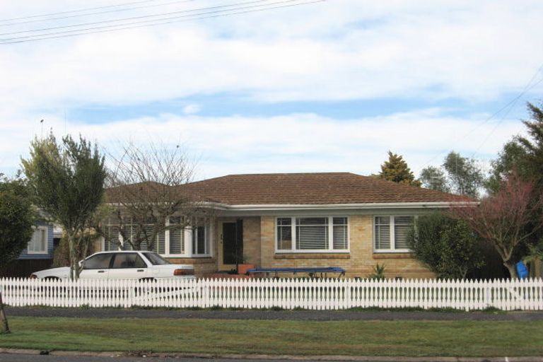 Photo of property in 18 Oxford Street, Fairfield, Hamilton, 3214