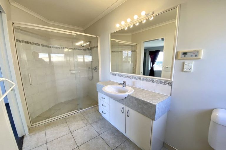 Photo of property in 28 Black Teal Close, Unsworth Heights, Auckland, 0632