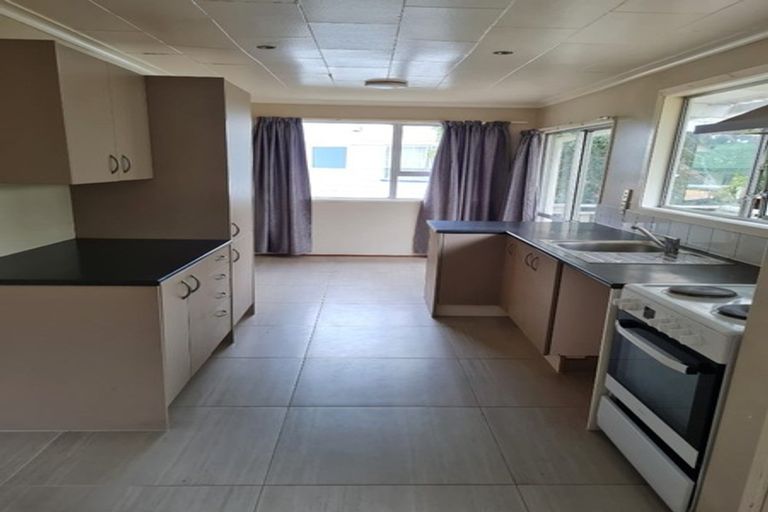 Photo of property in 4 Ballial Place, West Harbour, Auckland, 0618