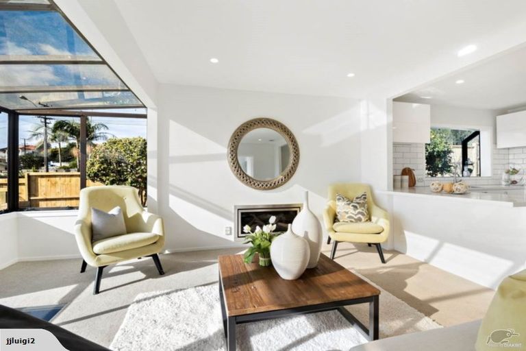 Photo of property in 1/31 Browns Bay Road, Browns Bay, Auckland, 0630