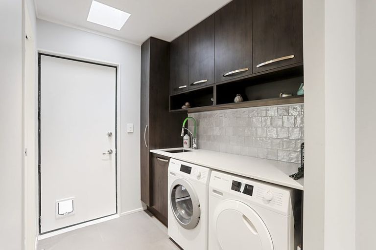 Photo of property in 13a Avonleigh Road, Green Bay, Auckland, 0604