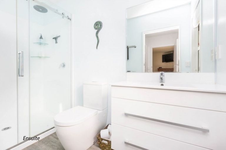 Photo of property in 32 King Charles Drive, Kingsley Heights, Upper Hutt, 5018