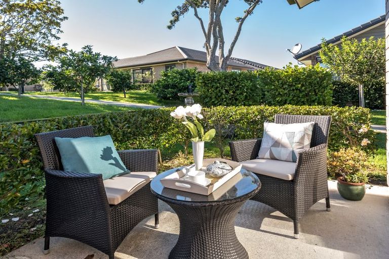 Photo of property in 9 Royalle Mews, Botany Downs, Auckland, 2010