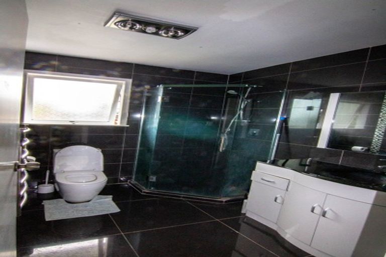 Photo of property in 30 Sovereign Place, Glenfield, Auckland, 0629