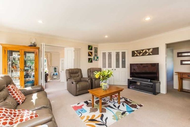 Photo of property in 58 Lothian Brae, Wattle Downs, Auckland, 2103