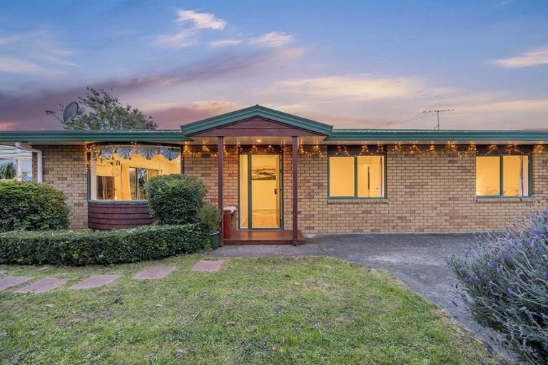 Photo of property in 14 Swanson Oaks, Swanson, Auckland, 0612