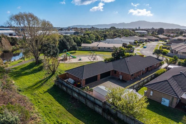 Photo of property in 17 Gandalf Crescent, Paraparaumu, 5032