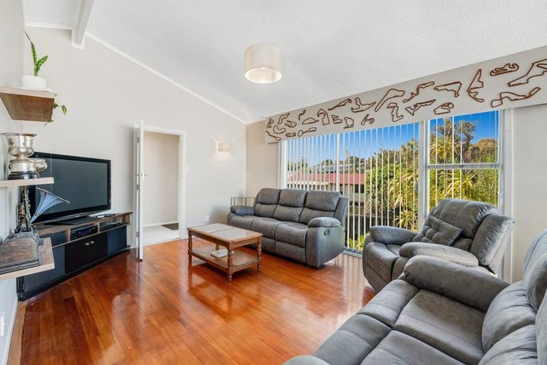 Photo of property in 39 Totaravale Drive, Totara Vale, Auckland, 0629