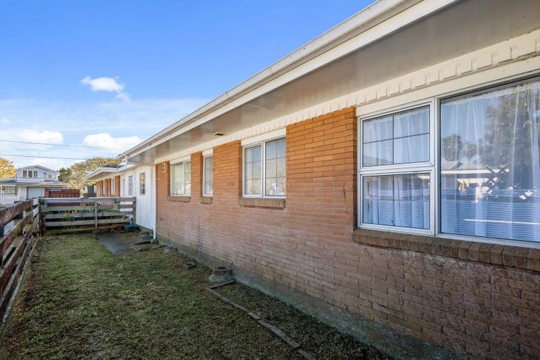 Photo of property in 2/14 Fuller Grove, Woburn, Lower Hutt, 5010
