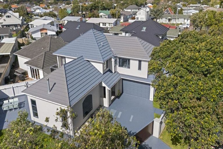 Photo of property in 37 Vincent Street, Waterloo, Lower Hutt, 5011