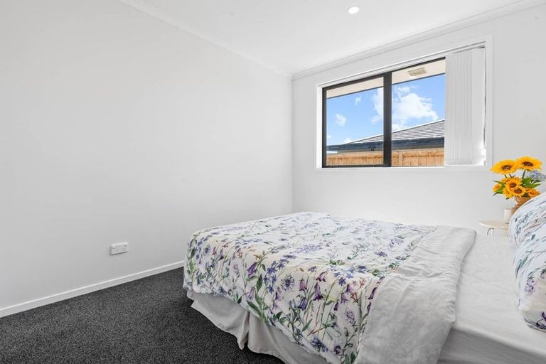 Photo of property in 21 Dumas Place, Rosehill, Papakura, 2113