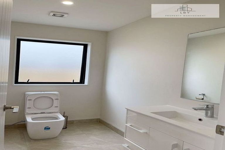 Photo of property in 98 Cardiff Road, Pakuranga, Auckland, 2010