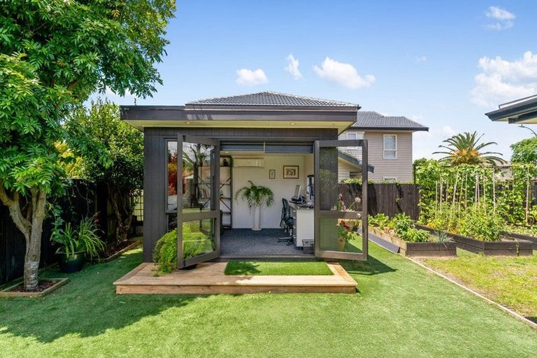 Photo of property in 2 Tollana Road, Te Atatu Peninsula, Auckland, 0610