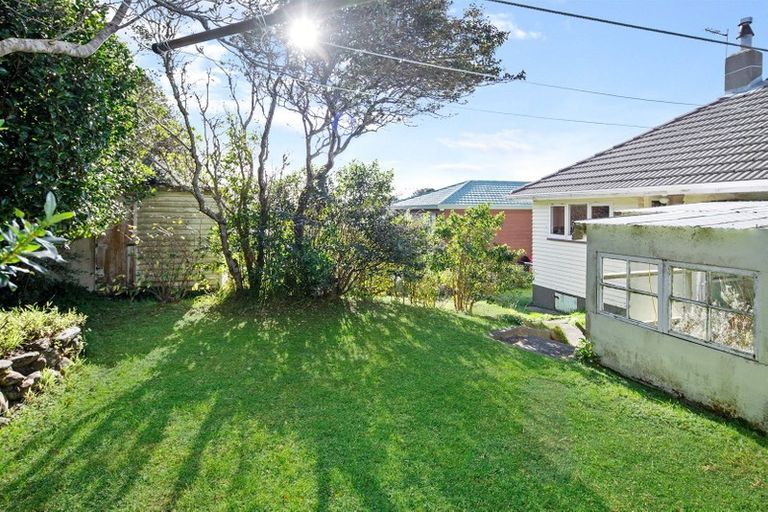 Photo of property in 37 Kenmore Street, Newlands, Wellington, 6037