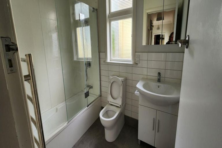 Photo of property in 33 Tawa Terrace, Tawa, Wellington, 5028