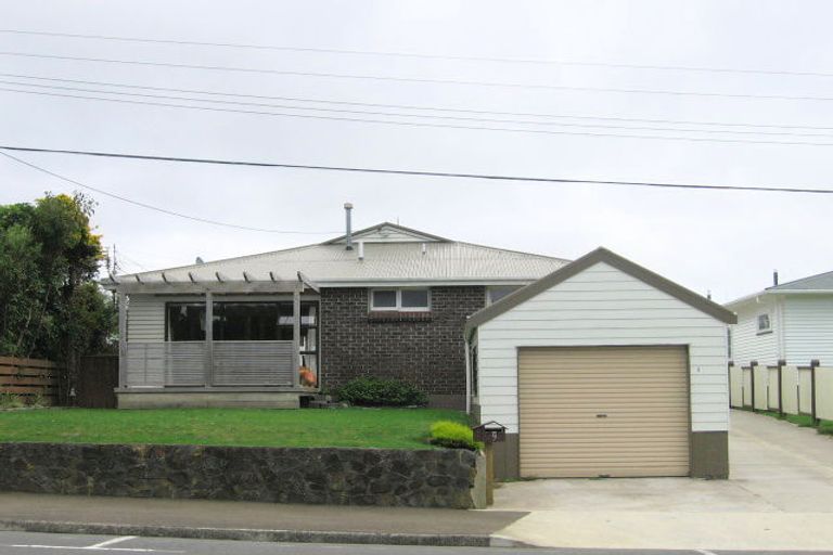 Photo of property in 9 Pinkerton Grove, Newlands, Wellington, 6037