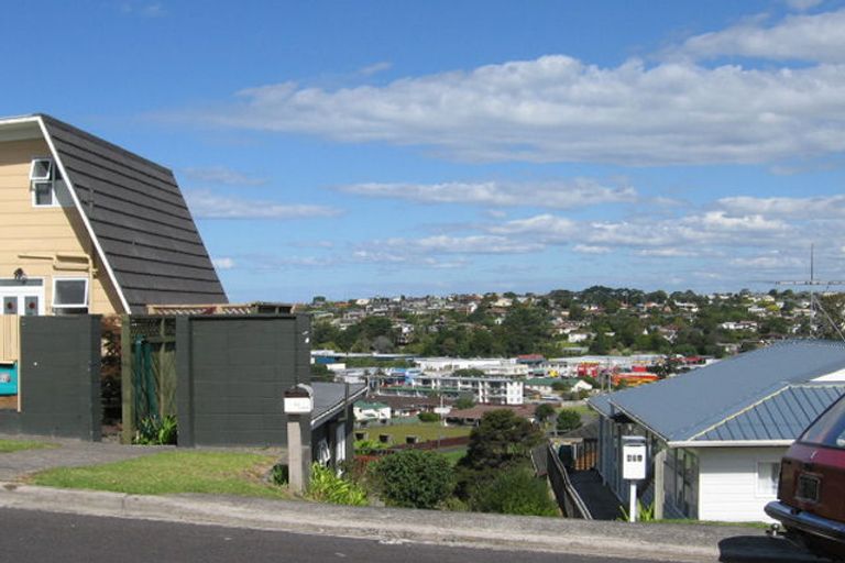 Photo of property in 1/43 Woodlands Crescent, Browns Bay, Auckland, 0630