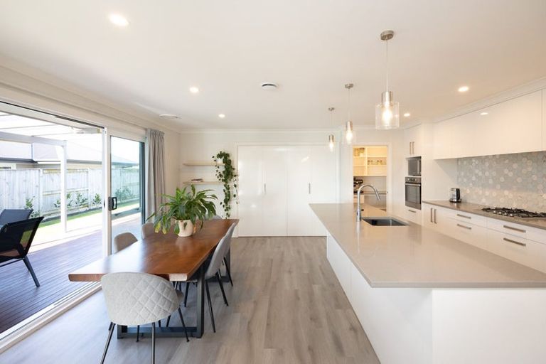 Photo of property in 6 Atlantic Drive, Fitzherbert, Palmerston North, 4410